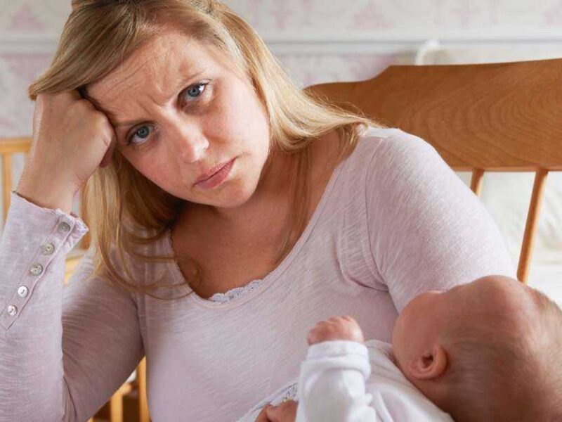 Estudio revela que los padres duermen pésimo hasta seis años después de