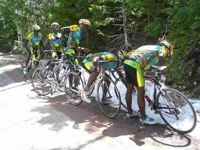 Equipo de Ruanda viendo nieve por 1ª vez