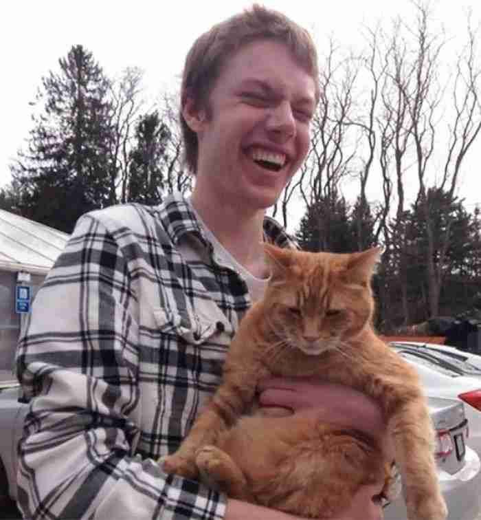 La 1ª vez que mi amigo ciego sostiene un gato