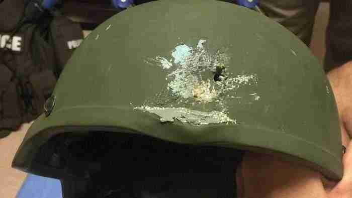 Foto de la policia de Orlando mostrando un casco con impacto de bala. El casco salvó su vida