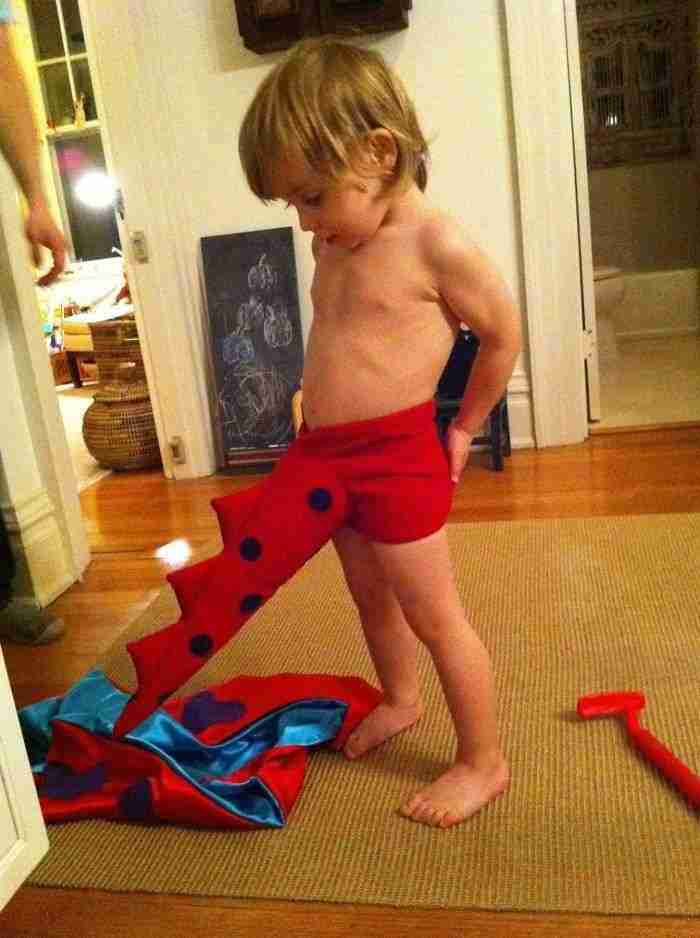 Mi hermanito quería ser un dinosaurio en Halloween. Va bien