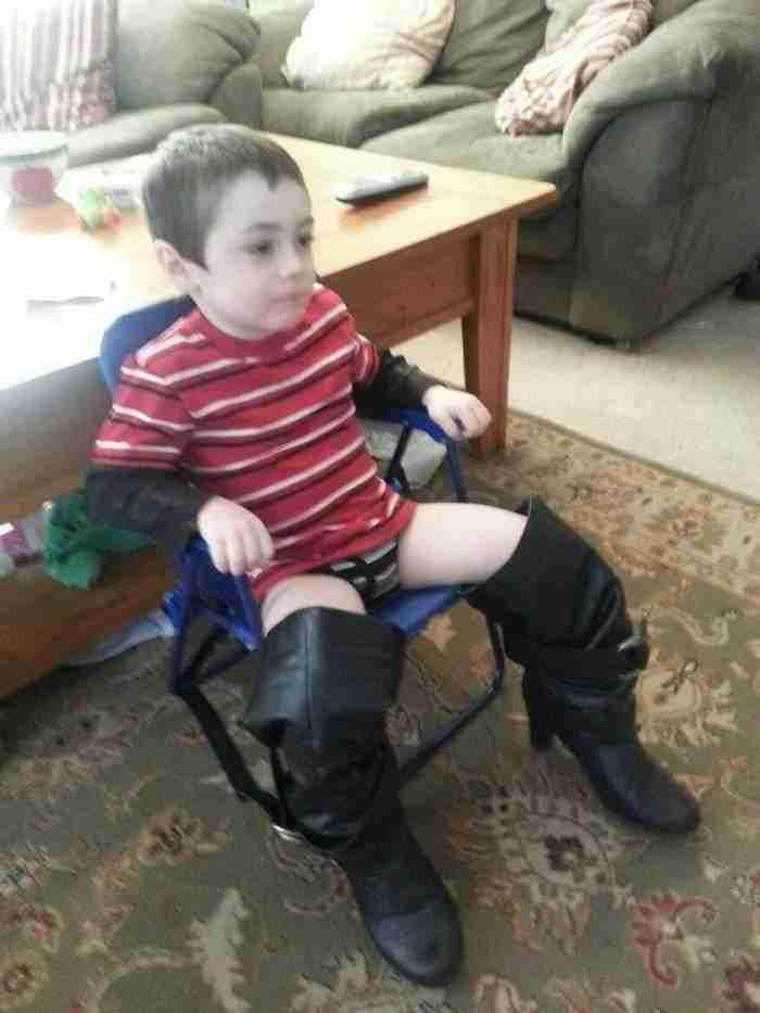 He encontrado a mi hijo sentado así