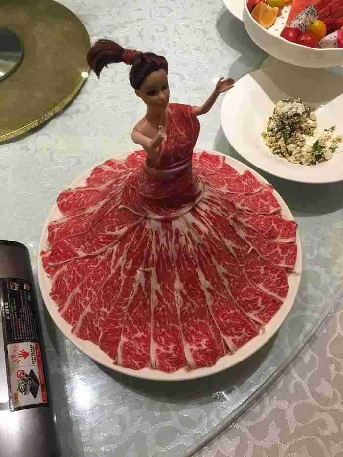 Jamón servido en una Barbie