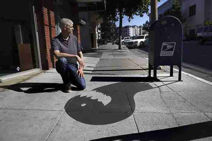 This Street Artist Is Painting Fake Shadows To Confuse People, And The Result Looks Too Real