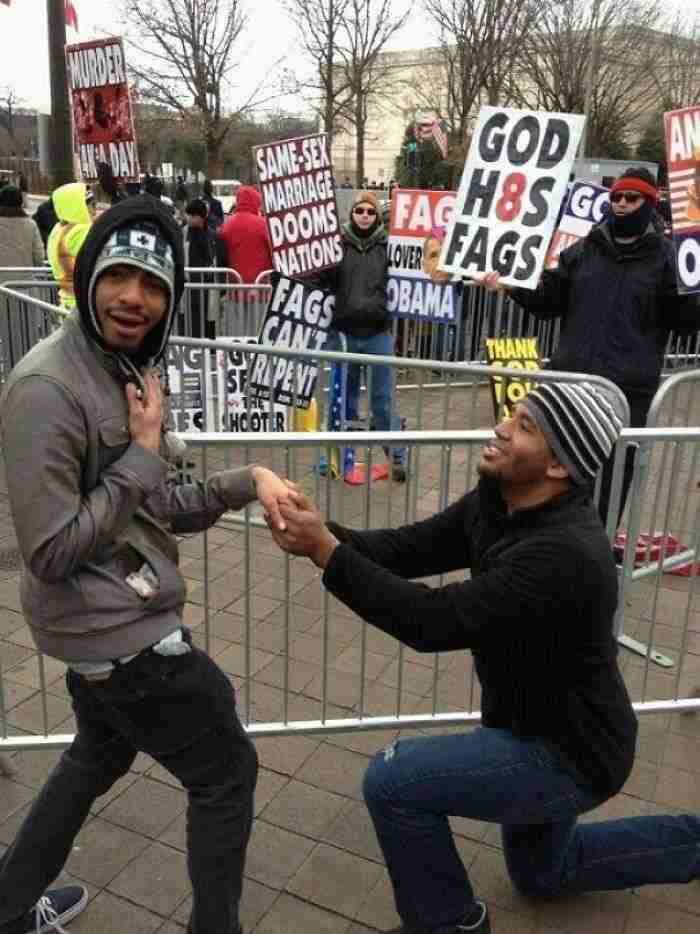 Troleando a los que protestan contra la homosexualidad
