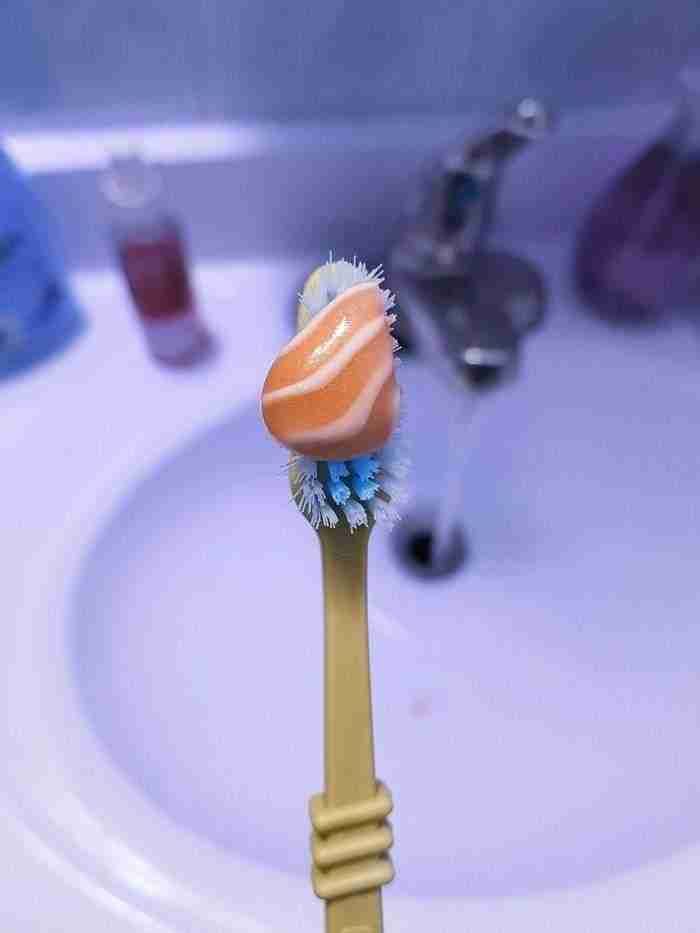 Pasta de dientes que parece salmón
