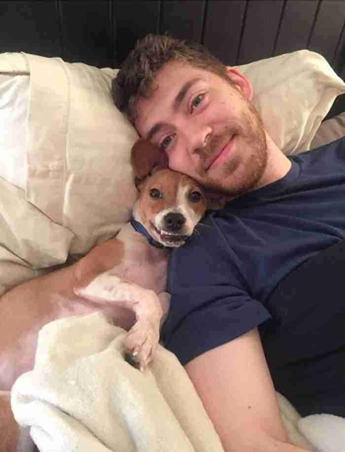 Intentaba disfrutar del café acurrucada con mi novio, pero el perro empezó a meterse y quejarse hasta que me moví. Al final me quitó el sitio y me miró así