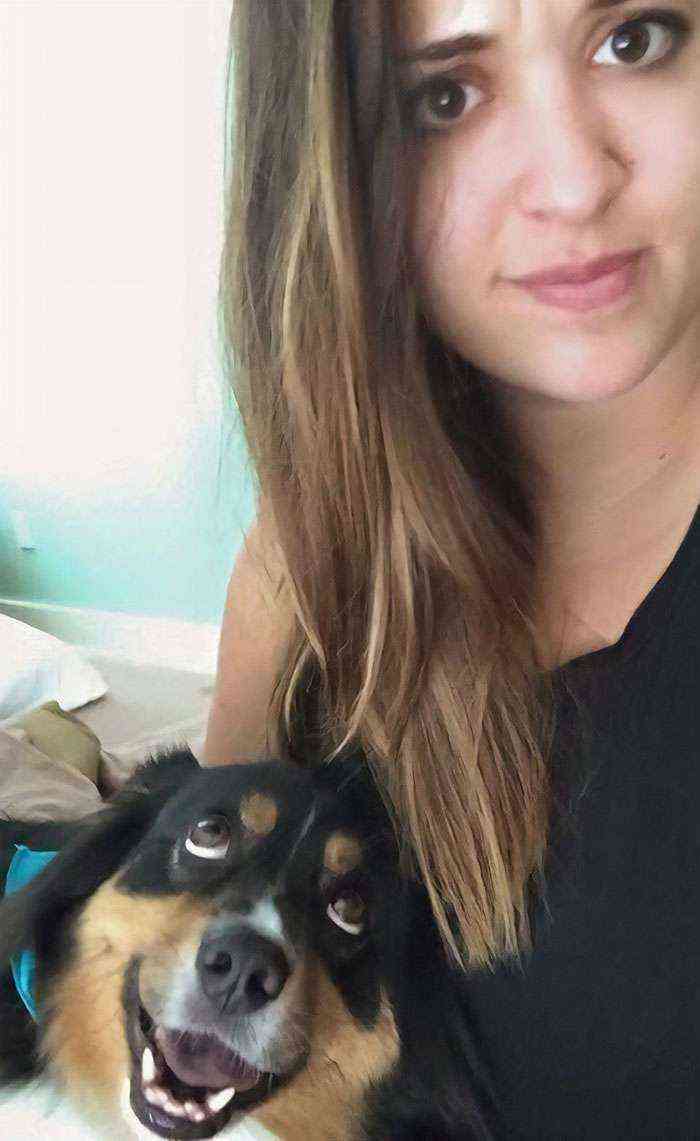 Volví ayer de vacaciones y mi perro no me deja sola