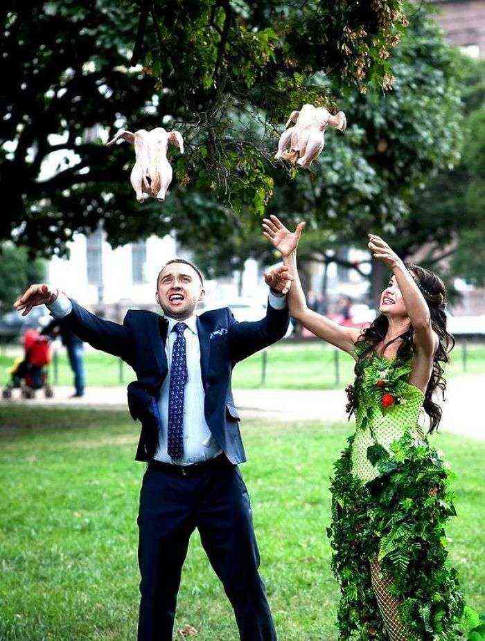 Los novios soltando palomas de la paz