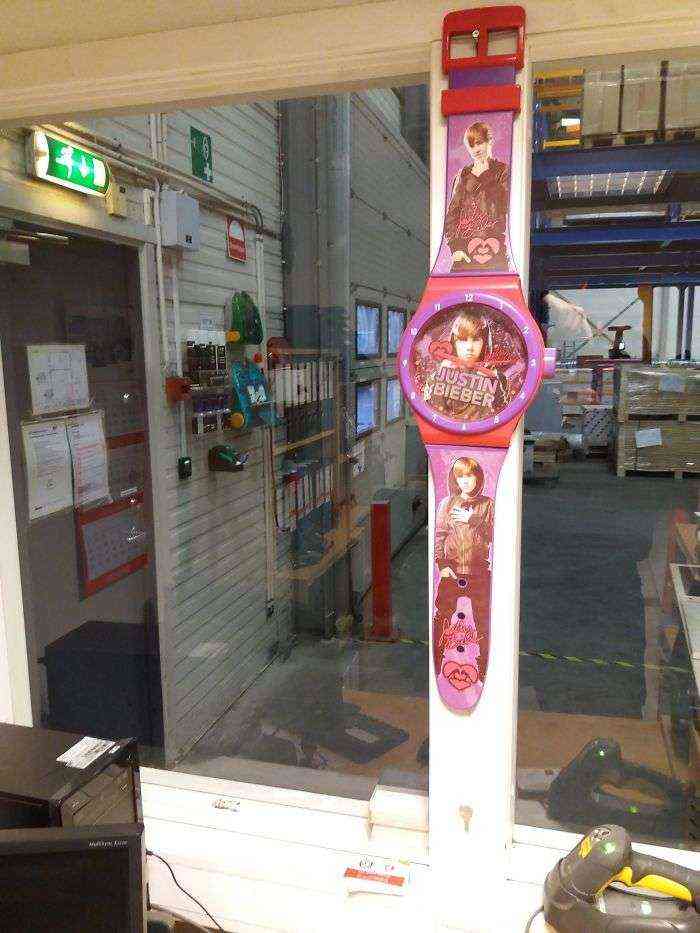 Cuando le pides un reloj de pared a tu jefe y va y te trolea