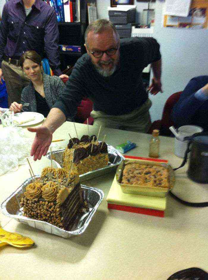 Mi jefe y yo estamos intentando perder peso. Hoy es mi cumpleaños y me ha traido esto