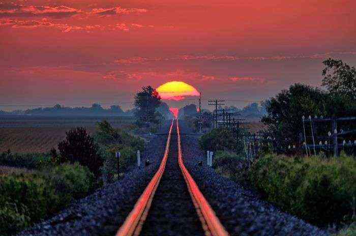 Un día al año el sol sale y se refleja justo sobre las vías del tren. Mi padre lo pilló.