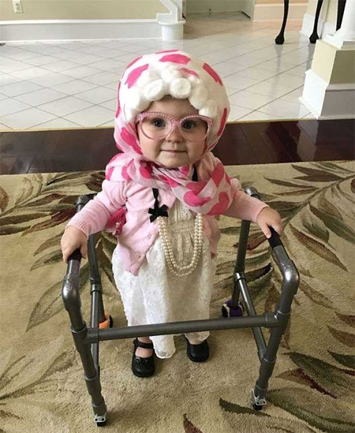 Nuestra hija disfrazada de abuela, con peluca hecha en casa, y un andador que le ha hecho papá