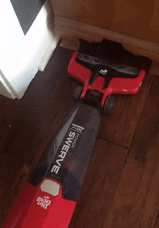 Aspiradora bajo un armario