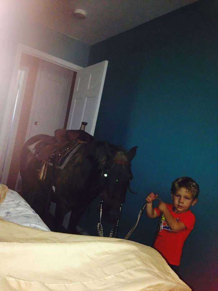 Imagina despertarte así con tu hijo diciendo que el pobre tiene calor fuera