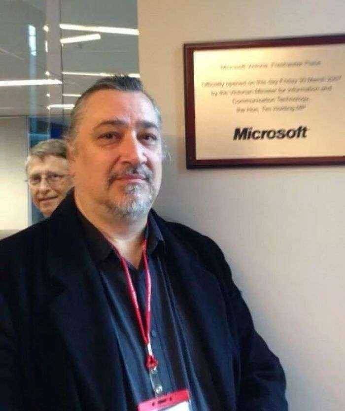 Quería hacerse una foto con el cartel de Microsoft y apareció Bill Gates