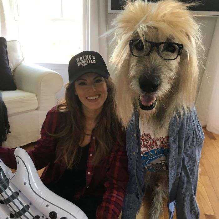 Perro y dueña disfrazados de El Mundo de Wayne en Halloween