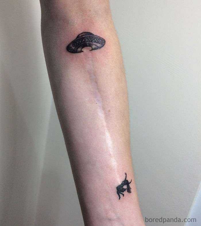 50 Times People Asked To Cover Up Their Scars And Birthmarks, And Tattoo Artists Nailed It
