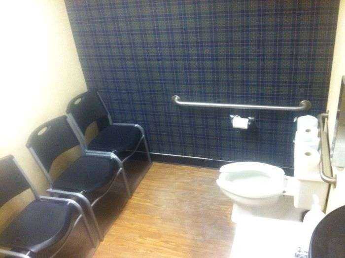 En este cuarto de baño te juzgan mientras haces tus cosas