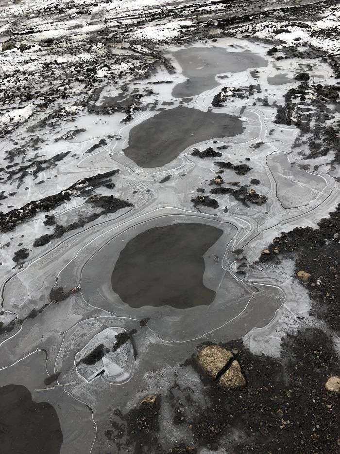 Este charco helado en mi patio parece un paisaje visto desde un avión