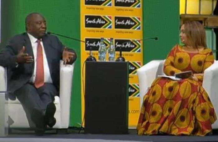 El vestido de la mujer que entrevista al presidente sudafricano