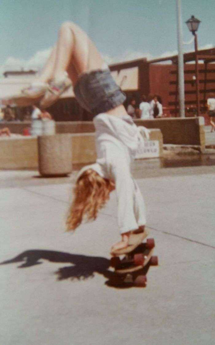 Mi madre haciendo el pino sobre 2 monopatines en los 80