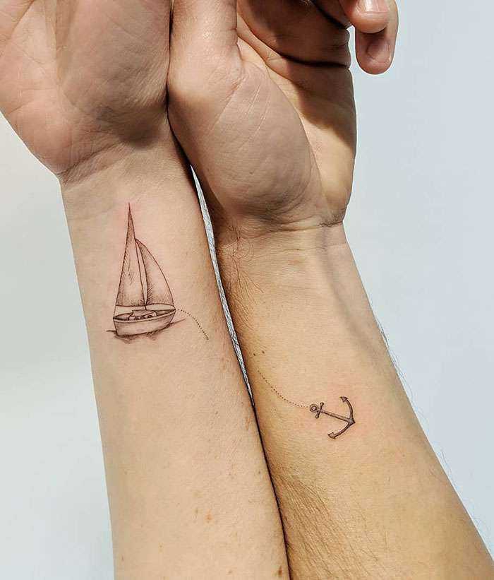 Tatuajes marineros para esta pareja