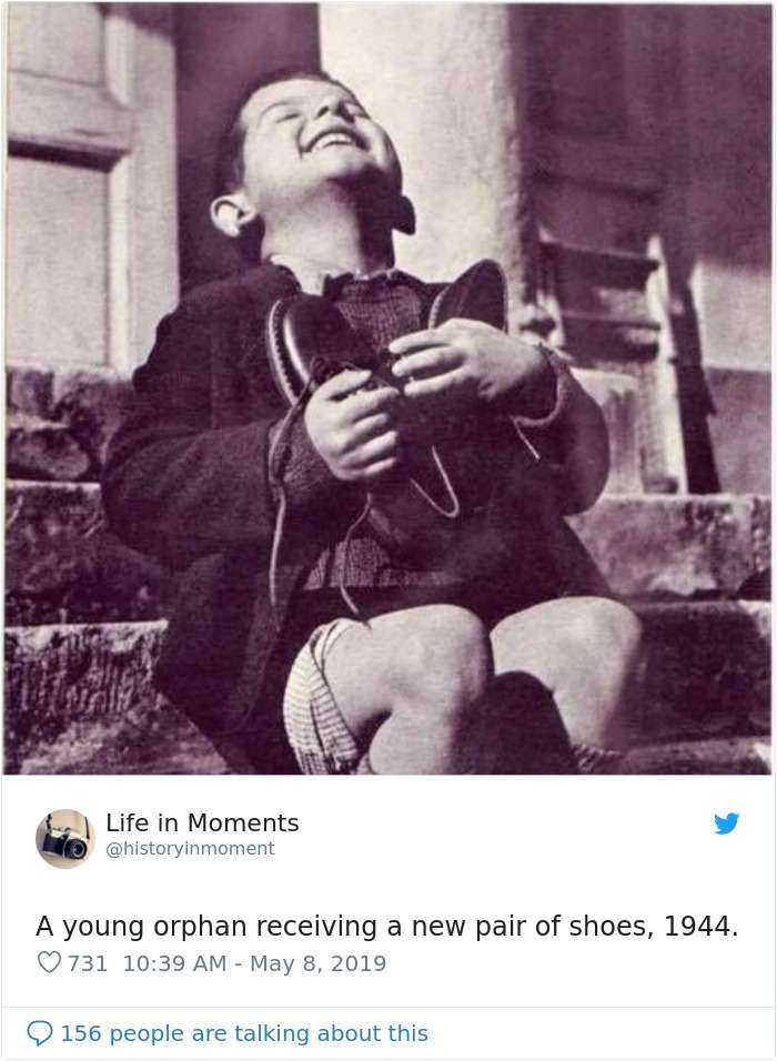Joven huérfano recibiendo unos zapatos nuevos, 1944