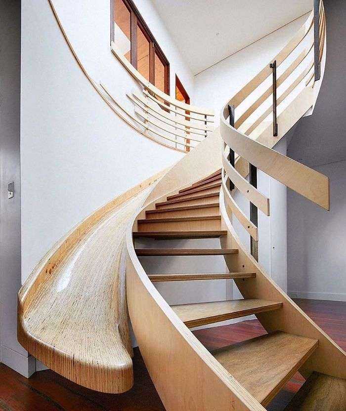 Casa moderna con tobogán de madera, Archology