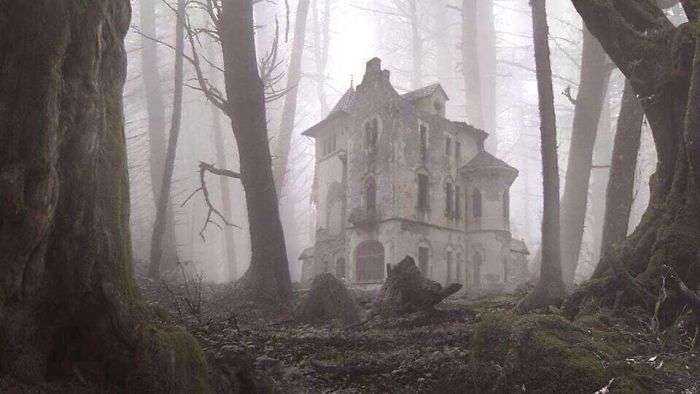 Casa rusa abandonada en mitad del bosque