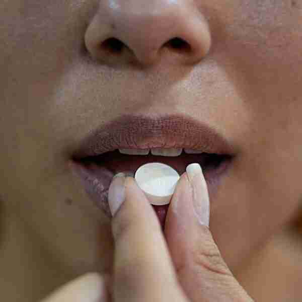 El Reino Unido aprobó el uso de la primera píldora para tratar la covid-19