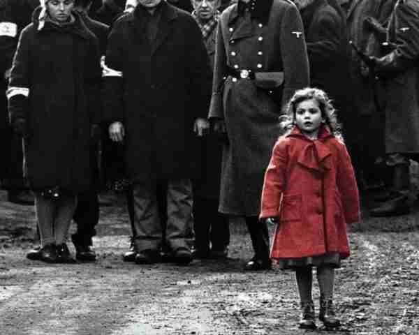 La niña del abrigo rojo en ‘La lista de Schindler’ reaparece 29 años después ayudando a refugiados