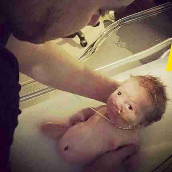 La vida de dos padres de 1.80m da un giro radical al tener un bebé muy especial