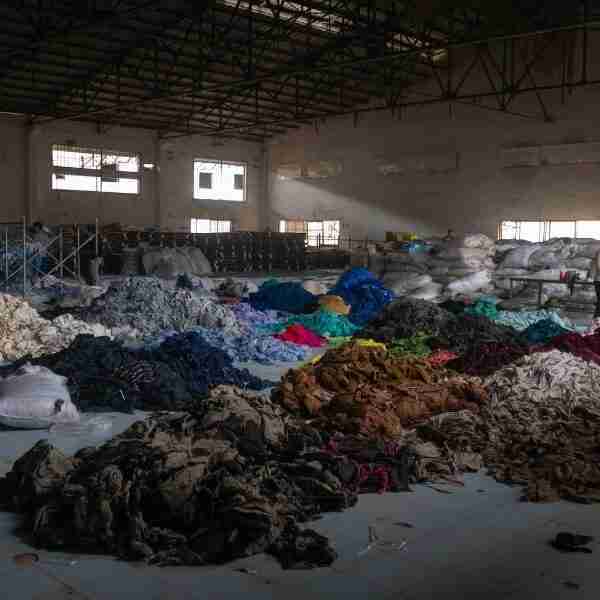 Miles de toneladas de ropa, consecuencia del fast fashion, son desechadas en el desierto de Atacama