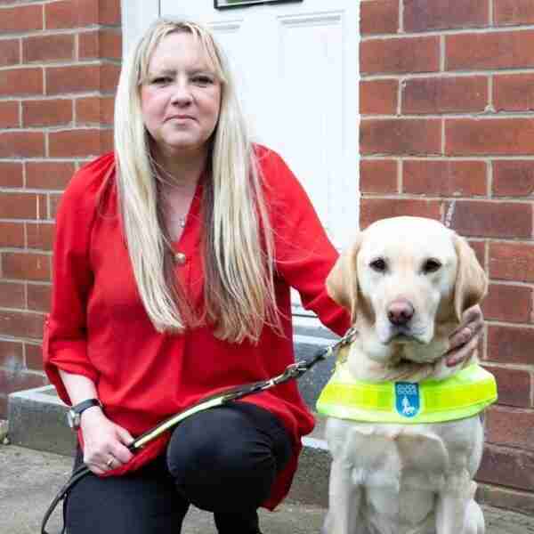 Mujer con discapacidad visual fue rechazada por un taxi por ir con su perro guía: “Era un ignorante”