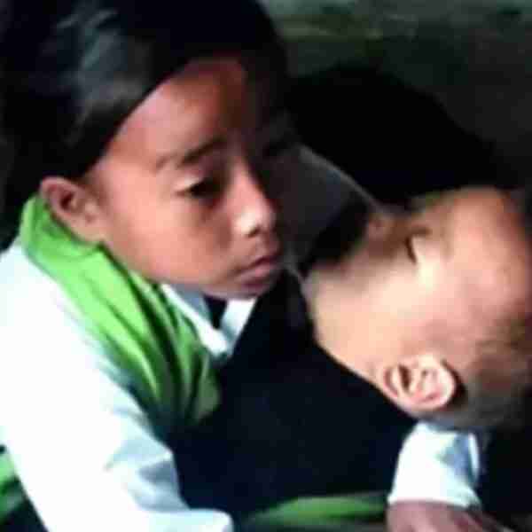 Niña que cuidaba a su hermano mientras estudiaba recibió ayuda: “Comprende la pobreza de su familia”