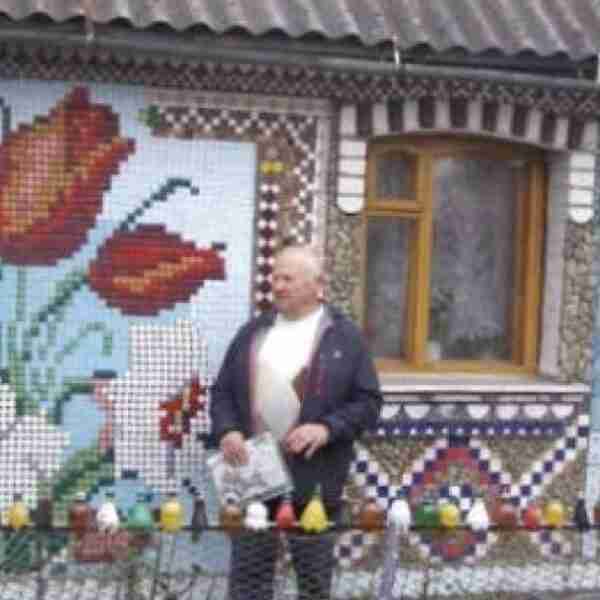 Un abuelito hace increíbles obras de arte con sencillas tapas de plástico