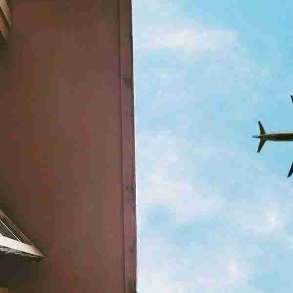 Un hombre en Inglaterra fue salpicado con una lluvia de desechos humanos arrojados desde un avión