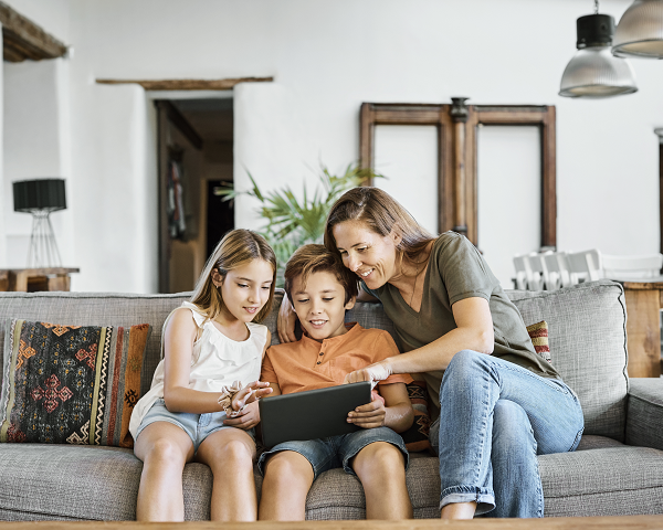 4 horas diarias, ese el tiempo que pasan de media los menores conectados a las pantallas fuera de las aulas