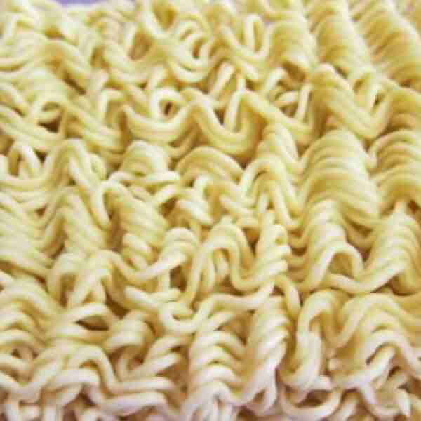 5 Cosas que podrían ocurrirte al comer fideos instantáneos