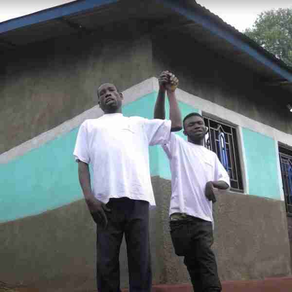 Dos hermanos con discapacidad motora construyeron su propia casa tras 12 años. No tenían dónde vivir