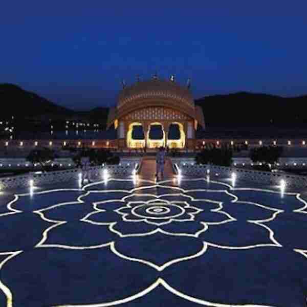 El palacio que parece flotar sobre las aguas en India: Jal Mahal.