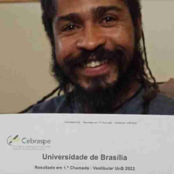 Indigente logra ir a la universidad gracias al instituto que lo acogió. Quiere convertirse en docente