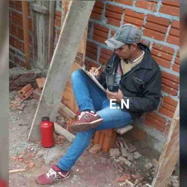 Joven albañil estudia en plena construcción para convertirse en ingeniero. Aprovecha sus rato libres