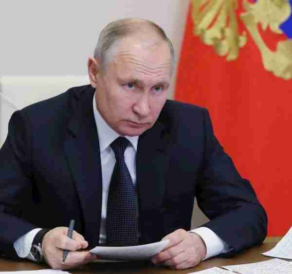 Los gestos de Putin que podrían evidenciar una grave enfermedad (Vídeo)