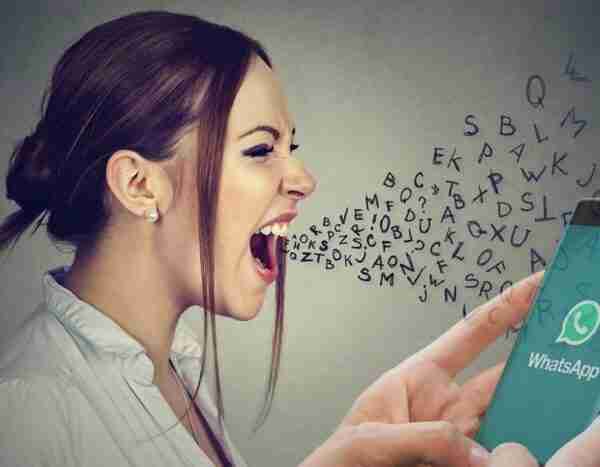 Mandó un mensaje de WhatsApp a su madre fallecida y la impactante respuesta le hizo llorar