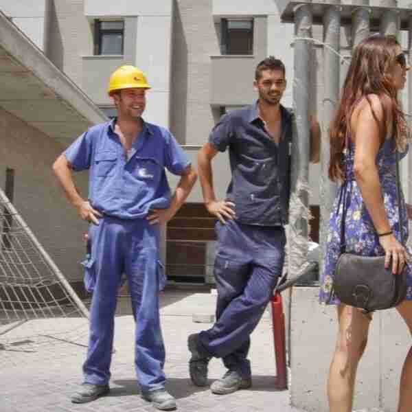 Mujeres dirán piropos a hombres en Holanda para visibilizar el acoso callejero. Los ponen en su lugar