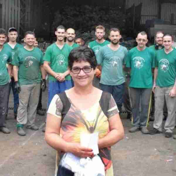 Recolectores recuperan 16 mil dólares de la jubilación de una mujer en la basura. Los botó por error