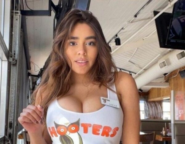 Una camarera de Hooters enseña cuánto dinero gana con las propinas y la gente no se lo cree