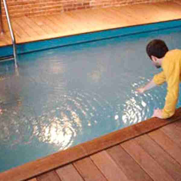 Una curiosa piscina juega con el cerebro de la gente que se acerca a ella